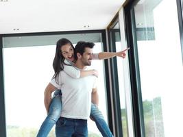 feliz jovem casal romântico se divertir e relaxar em casa dentro de casa foto