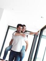 feliz jovem casal romântico se divertir e relaxar em casa dentro de casa foto