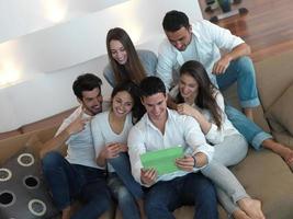 grupo de amigos tirando selfie foto