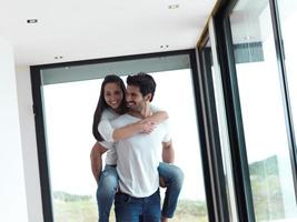 feliz jovem casal romântico se divertir e relaxar em casa dentro de casa foto