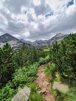 vista deslumbrante a caminho do pico jangal e do lago popovo nas montanhas pirin, bulgária. foto