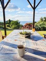 mesa vazia com duas xícaras de café da manhã com bela vista sobre o mar Mediterrâneo. foto