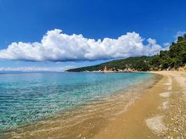 vista imaculada da baía de uma ilha da grécia. foto