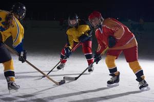 jogadores de esporte de hóquei no gelo adolescente em ação foto