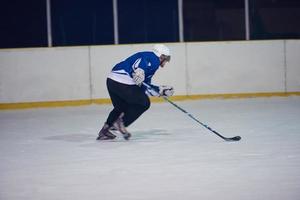 jogador de hóquei no gelo em ação foto