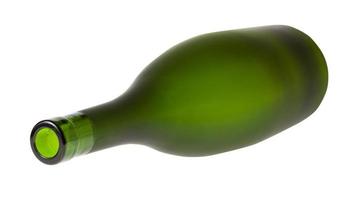 mentindo garrafa de conhaque verde vazia isolada no branco foto