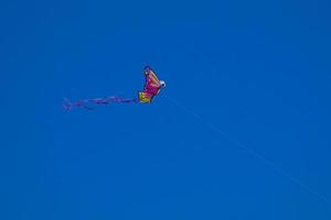 pipa colorida voando sob o céu azul foto