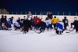 reunião de equipe de jogadores de hóquei no gelo com treinador foto