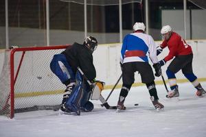 jogadores de esporte de hóquei no gelo foto