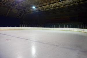 pista de gelo vazia, arena de hóquei foto