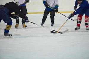 jogadores de esporte de hóquei no gelo foto