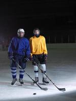 jogadores de esporte de hóquei no gelo foto