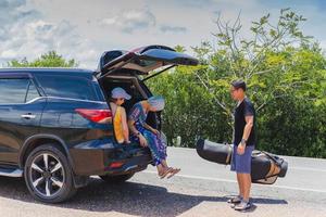 três melhores amigos gostando de viajar no carro em uma viagem. foto