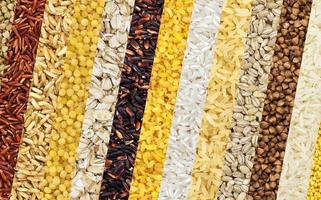 diferentes origens de cereais, grãos, arroz e feijão foto