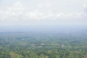 fotografia de vista aérea de paisagem montanhosa com céu nublado. nevoeiro e vista de cima da montanha com um drone. bela foto da natureza do prado montanhoso e lindo céu. selva de colina e campos verdes.