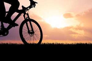 silhuetas de bicicletas e ciclistas viajam conceito e exercício de bicicleta foto