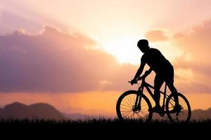 silhuetas de bicicletas e ciclistas viajam conceito e exercício de bicicleta