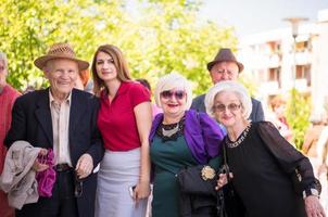 retrato de grupo de idosos com enfermeira geriátrica foto