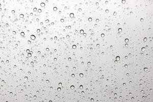 gotas de chuva no para-brisa. foto