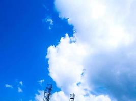 fundo de céu azul com nuvens foto