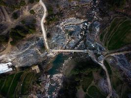 uma foto aérea de uma ponte na Caxemira.