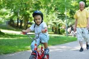 feliz avô e filho no parque foto