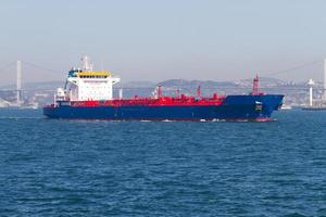 navio-tanque em Istambul foto