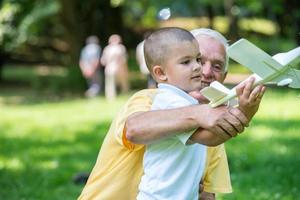 avô e filho se divertem no parque foto