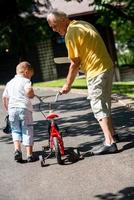 avô e filho se divertem no parque foto