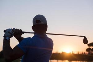 golfista acertando tiro longo foto