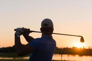 golfista acertando tiro longo foto