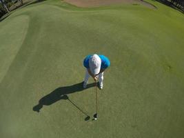 vista superior do jogador de golfe acertando o tiro foto