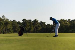 golfista acertando tiro longo foto