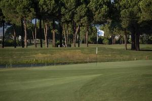 campo de golfe em dia ensolarado foto