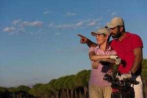 retrato de casal no campo de golfe foto