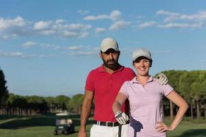 retrato de casal no campo de golfe foto