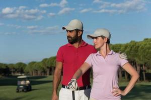 retrato de casal no campo de golfe foto