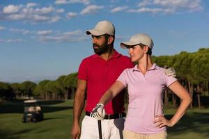 retrato de casal no campo de golfe foto