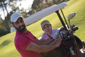 casal de buggy no campo de golfe foto