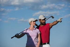 retrato de casal no campo de golfe foto