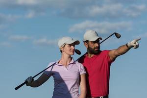 retrato de casal no campo de golfe foto