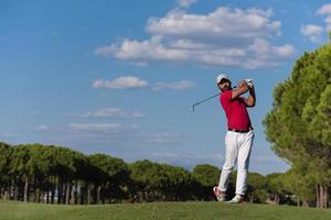 jogador de golfe acertando um tiro longo foto