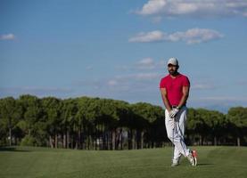 belo retrato de jogador de golfe do Oriente Médio no curso foto