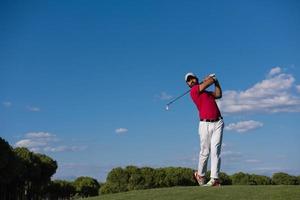 jogador de golfe acertando um tiro longo foto