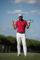 belo retrato de jogador de golfe do Oriente Médio no curso foto