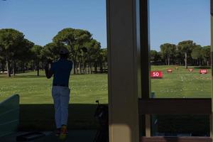 jogador de golfe praticando tiro no treinamento foto