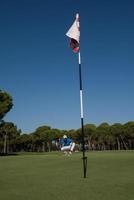 jogador de golfe mirando o tiro perfeito foto