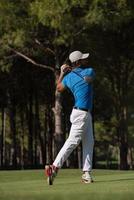 jogador de golfe acertando um tiro longo foto