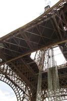 torre eiffel paris vista de perto foto