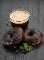 café com donuts em fundo de madeira foto